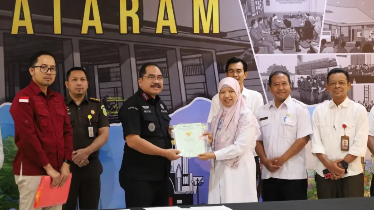 KEMBALIKAN ASET: Kepala Kejari Mataram Gde Made Pasek dan Wabup Lobar Nurul Adha serah terima asset milik daerah di Kejari Mataram, Rabu (5/8). (IST/LOMBOK POST)
