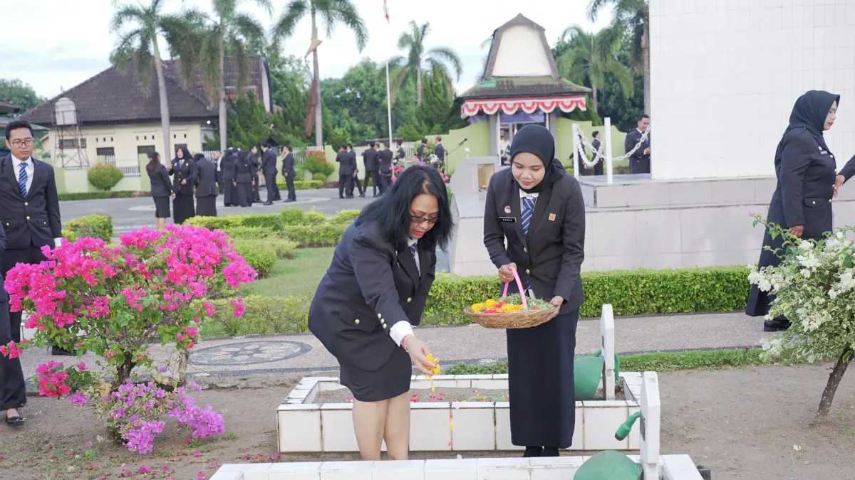 Kepala Kanwil Kemenkum NTB I Gusti Putu Milawati melakukan tabur bunga di Taman Makam Pahlawan (TMP) Majeluk, Mataram, dalam rangka memperingati Hari Pengayoman ke-81.