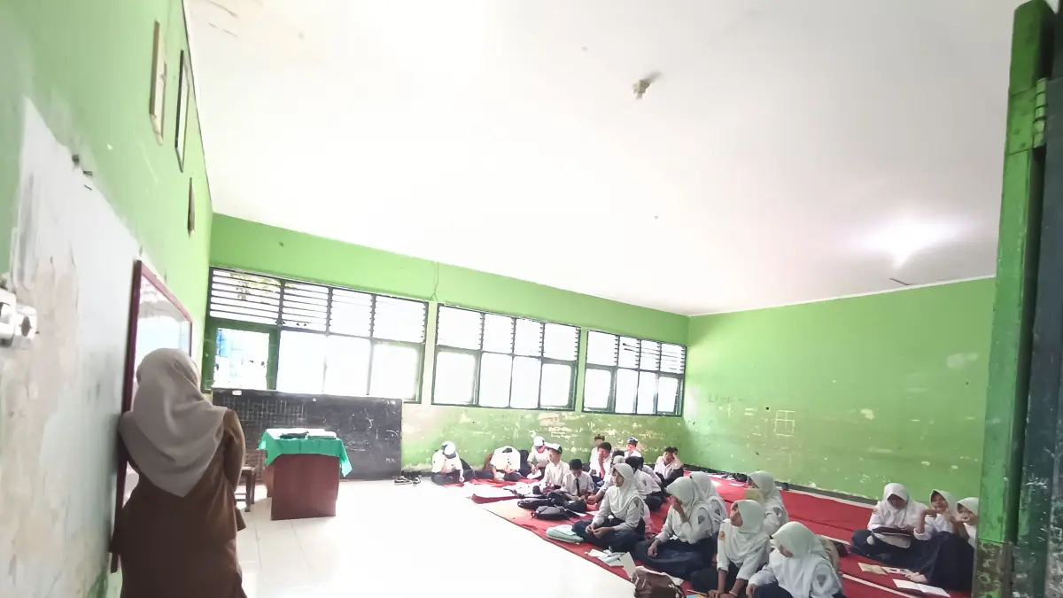 MINIM FASILITAS: Siswa-siswi SMPN 2 Selong saat mengikuti pelajaran dengan duduk di lantai karena tidak memiliki kursi dan meja