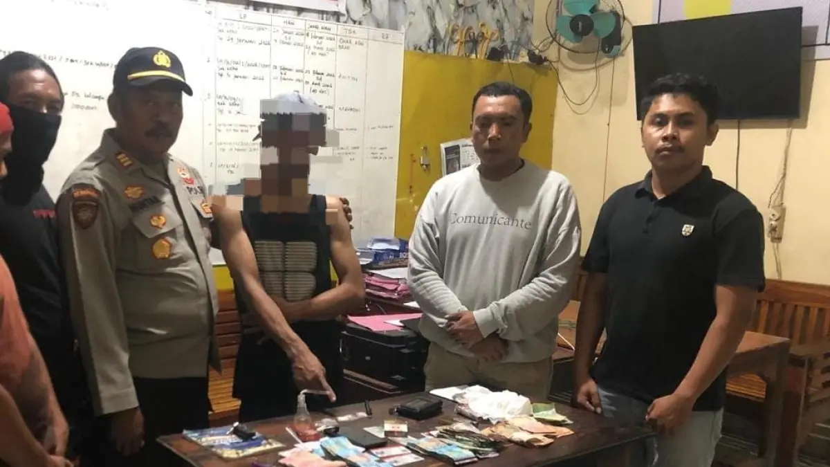 Pengedar sabu ZA diamankan bersama barang bukti sabu dan lainnya di Polsek Woha, Selasa (4/8).