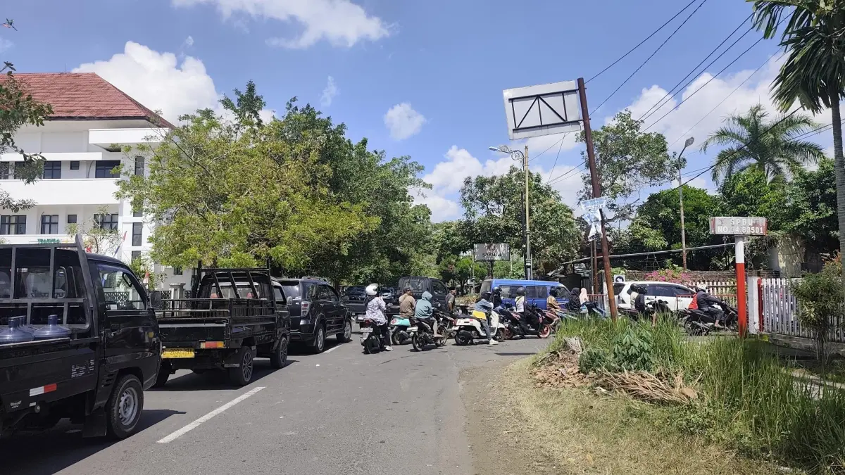 Puluhan kendaraan roda dua hingga roda empat mengantre hingga keluar area SPBU untuk membeli BBM di Kota Praya, Lombok Tengah, Rabu (5/8).