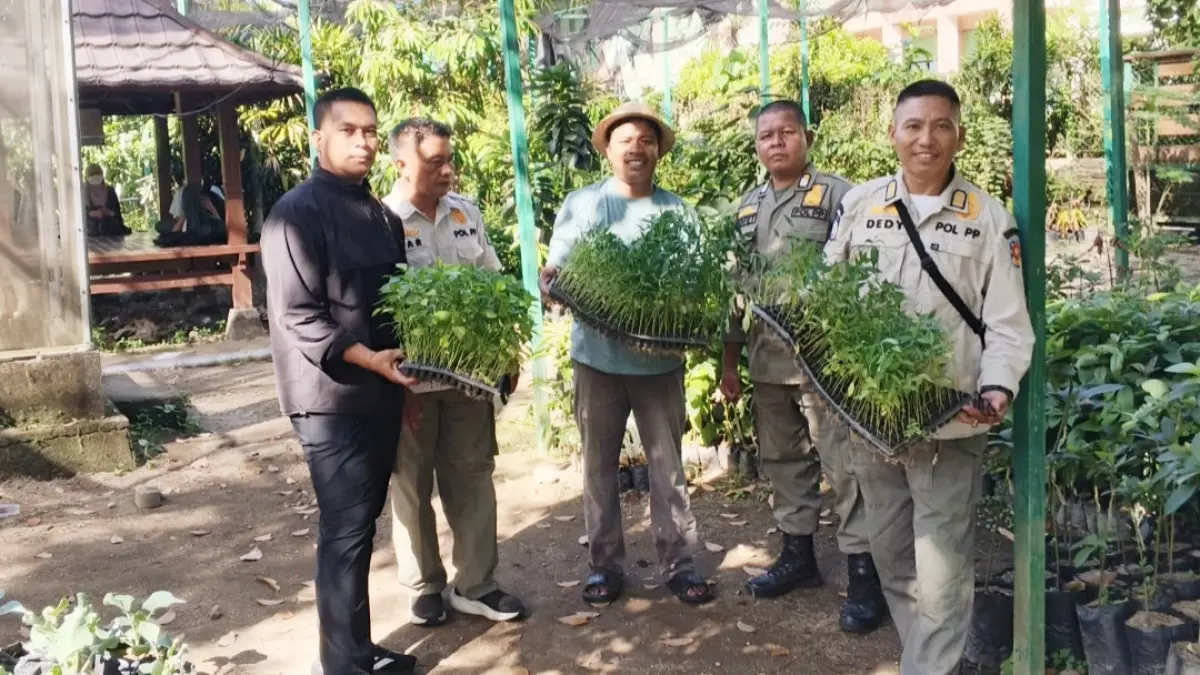 Satpol PP NTB berkomitmen memanfaatkan lahan kosong di sekitar area kantor menjadi kawasan produktif berbasis apotek hidup dan hortikultura.