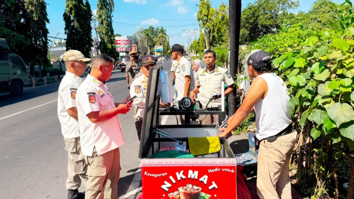 Satpol PP Provinsi NTB melakukan penertiban dan pemantauan aktivitas PKL di sepanjang jalan depan RSUP Provinsi NTB, Rabu (5/8/2026).