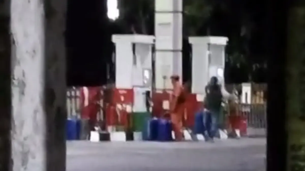 Tangkapan layar video pengisian jeriken BBM di SPBU Praya, Lombok Tengah viral di media sosial. 