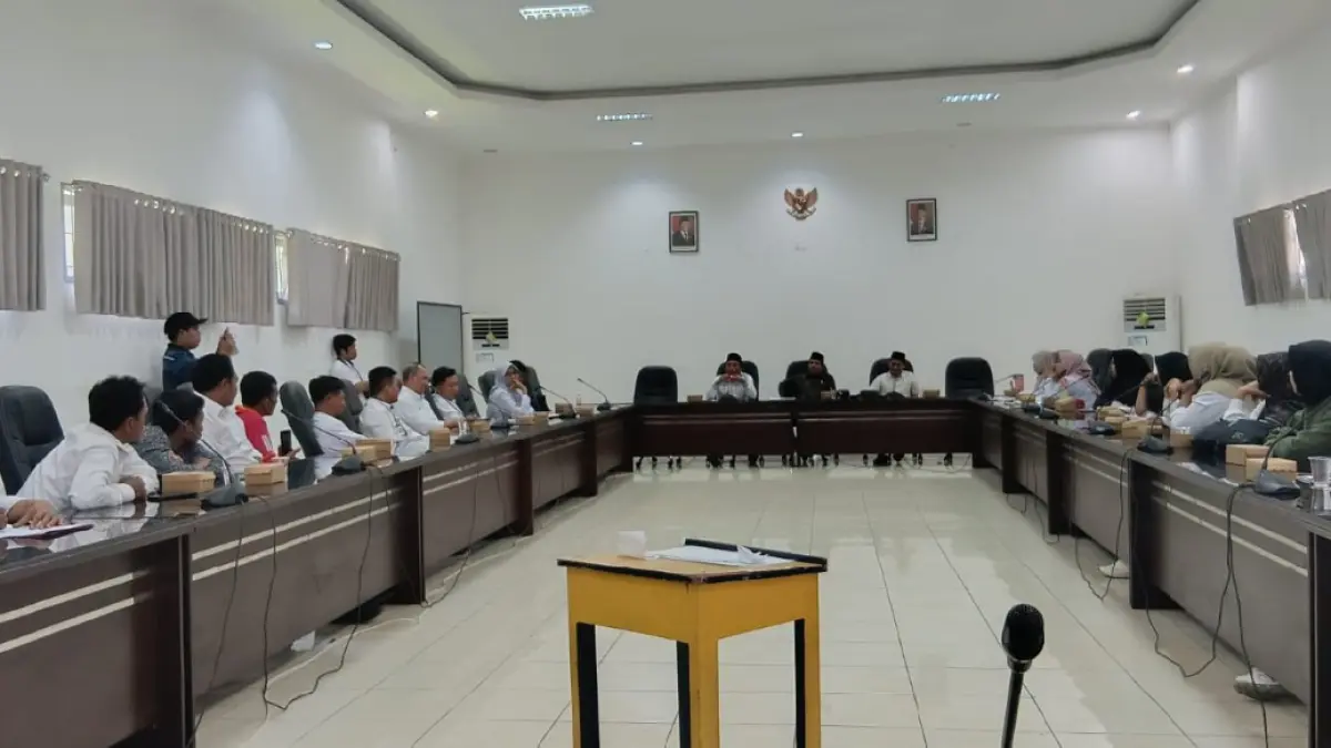 TERIMA HEARING: Komisi I DPRD Lobar menerima audiensi Forum Guru dan Tenaga Kependidikan di Aula Komisi DPRD Lobar, Rabu (5/8). (NURUL/LOMBOK POST)