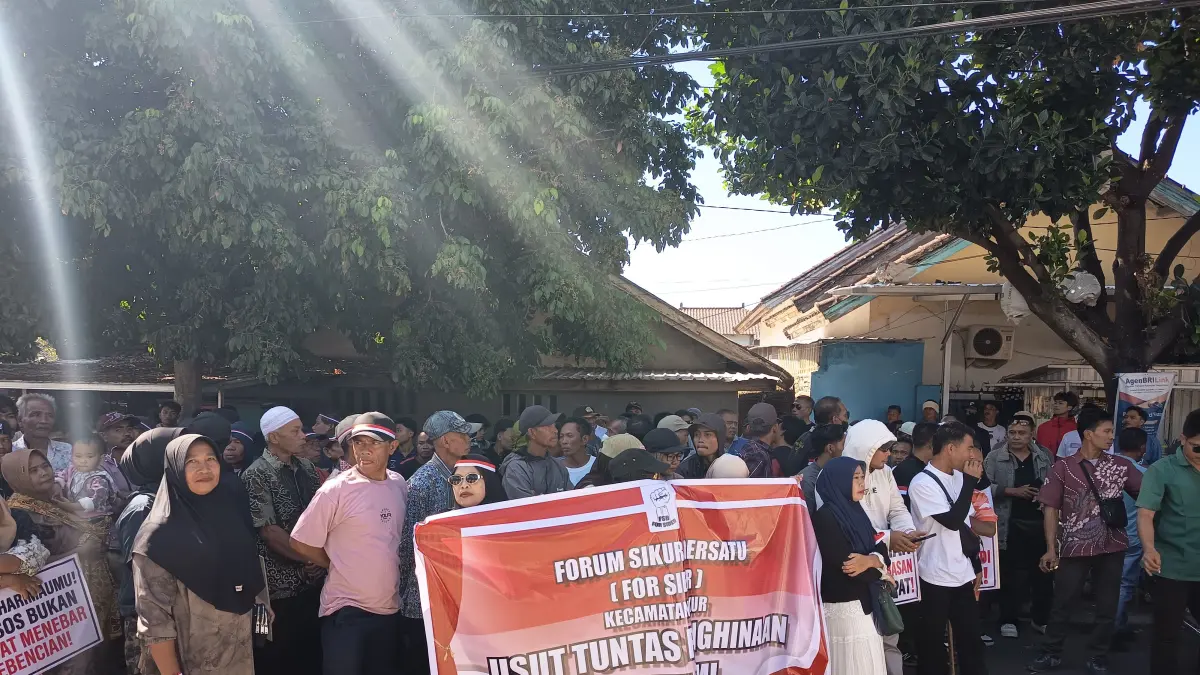 UNJUK RASA: Ratusan masyarakat Lombok Timur saat melakukan dekonsentrasi di depan Polres Lombok Timur meminta pelku ujaran kebencian ditangkap. 
