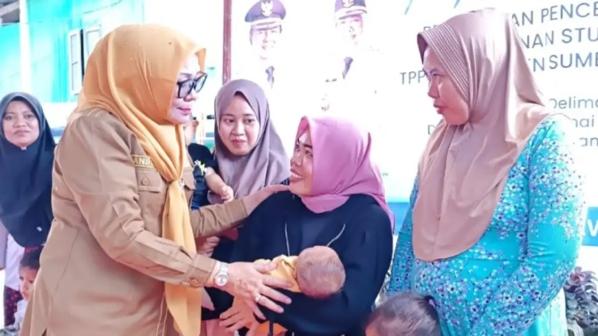 Wabup KSB Hanipah mendatangi posyandu yang menjadi sasaran intervensi stunting, Selasa (4/8).