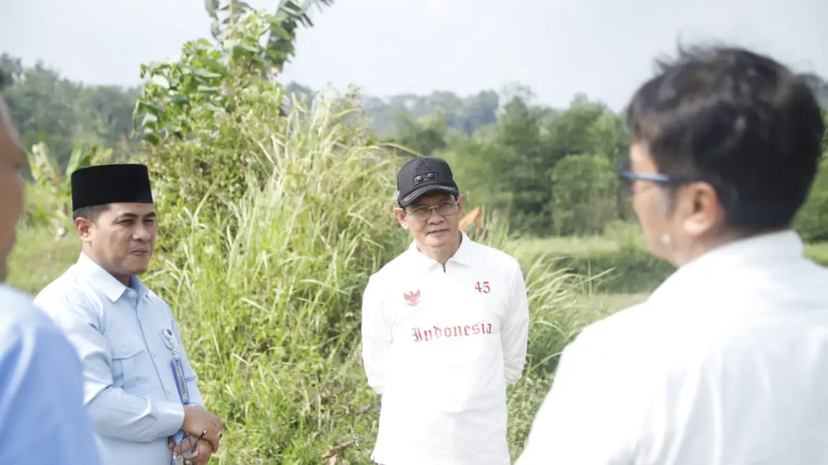 Wakil Bupati Loteng M Nursiah (dua kanan) didampingi Direktur Utama Perumda Tiara Loteng Bambang Soepratomo (dua kiri) saat meninjau calon lokasi lahan SPAM Masmirah di Dusun Selao, Desa Pemepek, Batukliang, Lombok Tengah, Senin (3/8). 