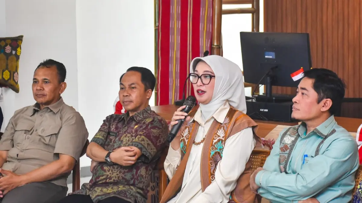 INVESTASI: Kepala DPMPTSP NTB Irnadi Kusuma, Ketua Dekranasda NTB Sinta Agathia, Kepala Dinas Perindustrian dan Perdagangan NTB Lalu Wiranata, dan Kepala Dinas Kominfotik NTB Ahsanul Khalik saat kegiatan rilis realisasi investasi Provinsi NTB semester I tahun 2026 yang digelar DPMPTSP NTB di Bale Kita NTB, Kamis (6/8).