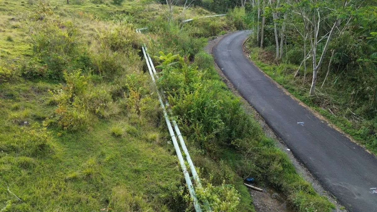 Tampak udara akses jalan yang dibangun PLN UIP Nusra menuju kawasan PLTP Mataloko. Infrastruktur ini tidak hanya mendukung mobilitas pembangunan proyek panas bumi, tetapi juga memberikan manfaat nyata bagi masyarakat dengan meningkatkan konektivitas dan kelancaran aktivitas ekonomi di sekitar kawasan.