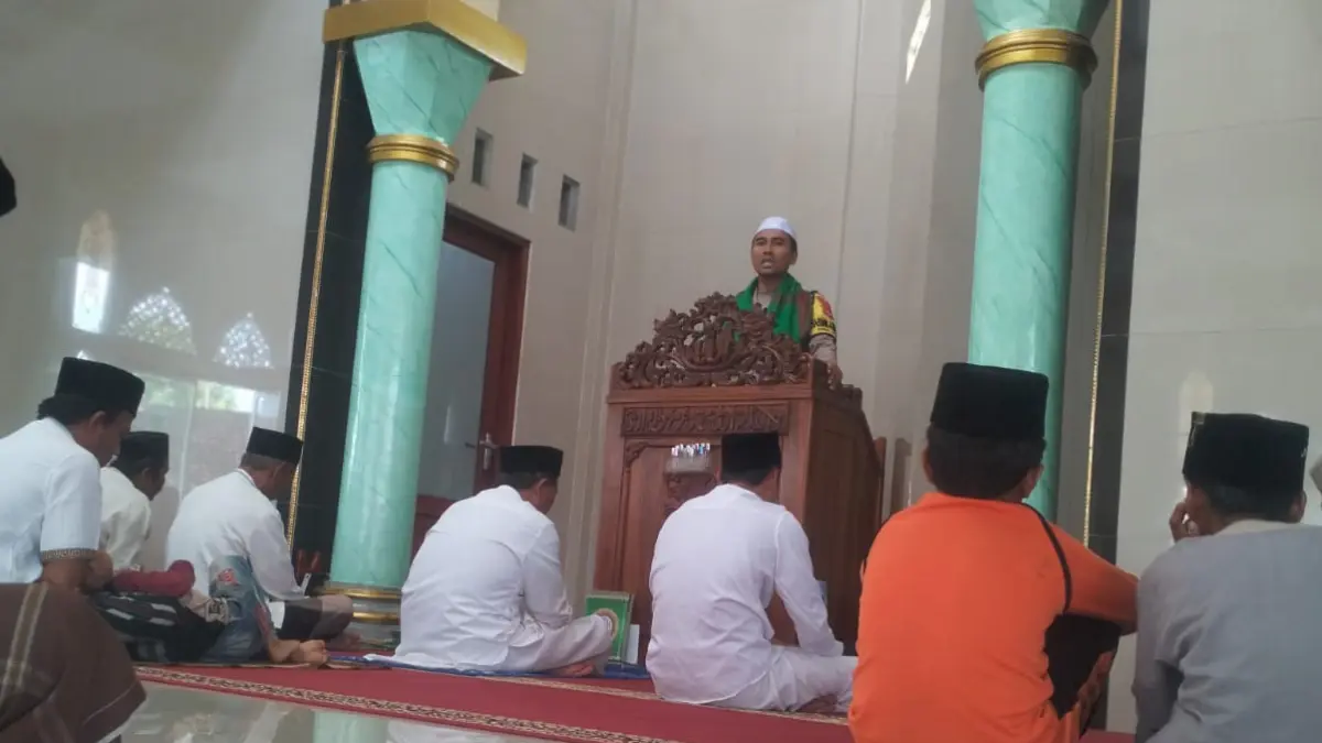 Aipda Lalu Satya Kandayan Kurnia menjadi khatib salat Jumat di Masjid Nurul Iman, Dusun Dasan Bawak, Desa Lelede, Lombok Barat, Jumat (7/8).