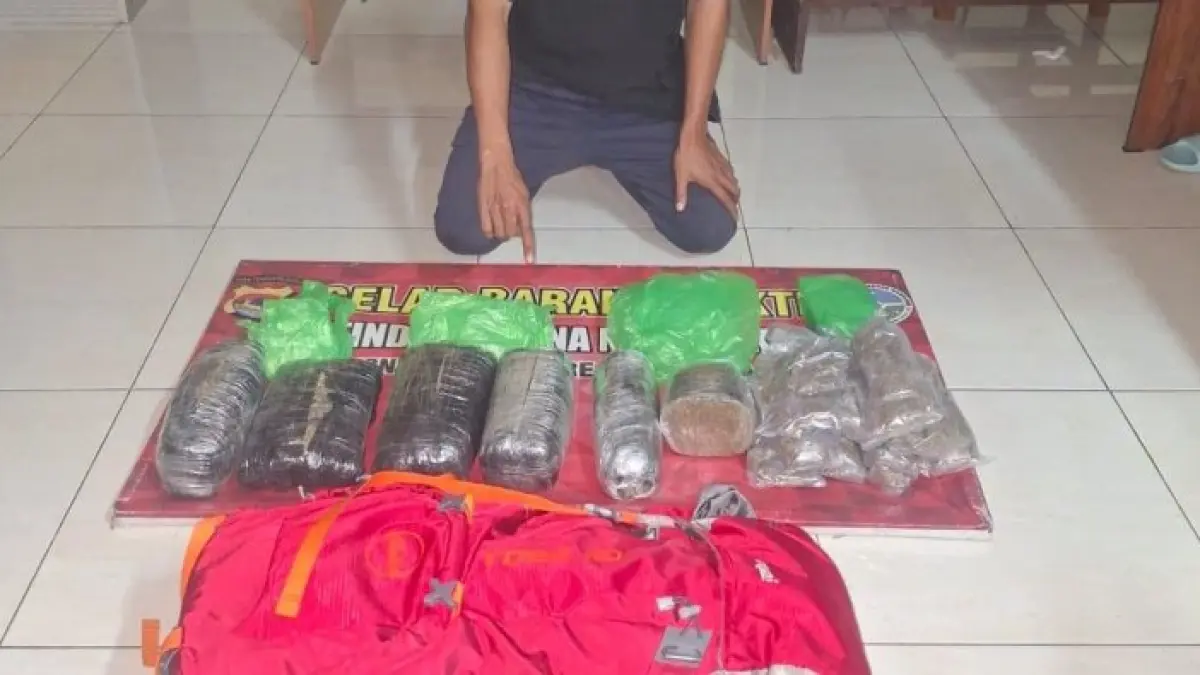Barang bukti ganja 5,6 kg yang berhasil diamankan Satresnarkoba Polres KSB dari tangan M, warga Kota Mataram, Jumat (7/8).