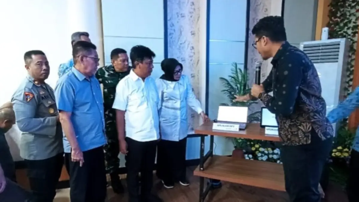 Bupati KSB Amar Nurmansyah menguji perangkat e-voting di Graha Fitrah, Rabu (5/8).
