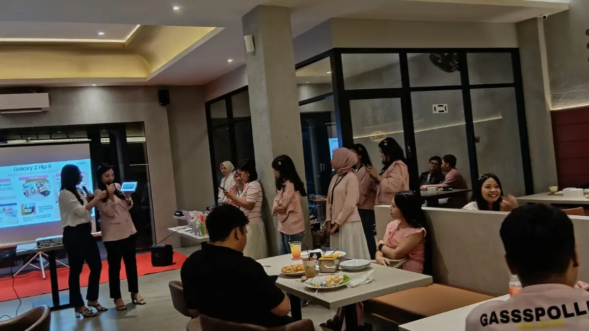 DEMO SAMSUNG GALAXY Z: Michael HP Kenalkan Tiga Lini Samsung Galaxy Z Series Terbaru untuk wilayah Lombok di LINEA Cafe Panca Usaha Mataram, Kamis (6/8) malam. (NURUL/LOMBOK POST)