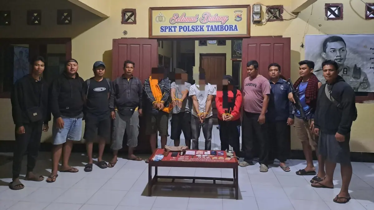 Empat orang diduga jaringan pengedar sabu di Tambora diamankan bersama barang bukti di Polsek Tambora, Jumat (7/8). (Dok Polres Bima)
