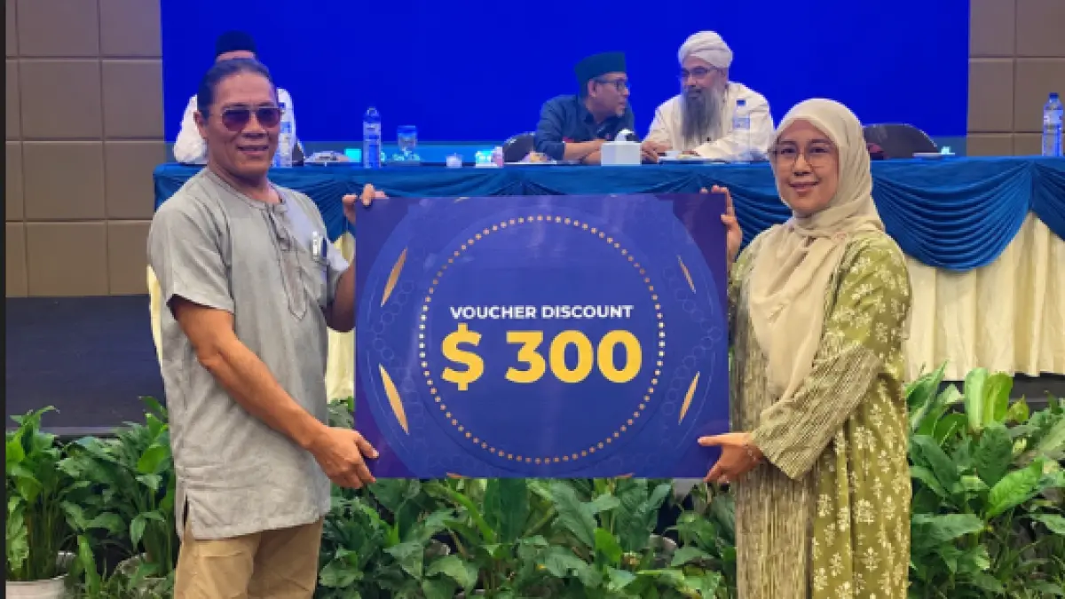 HADIAH SPESIAL: Komisaris Utama Muhsinin Tour and Travel Fatma Sudir Ali (kanan) menyerahkan hadiah ke salah satu calon jamaah Haji Khusus Muhsinin dalam sebuah acara silaturahmi, beberapa waktu lalu.