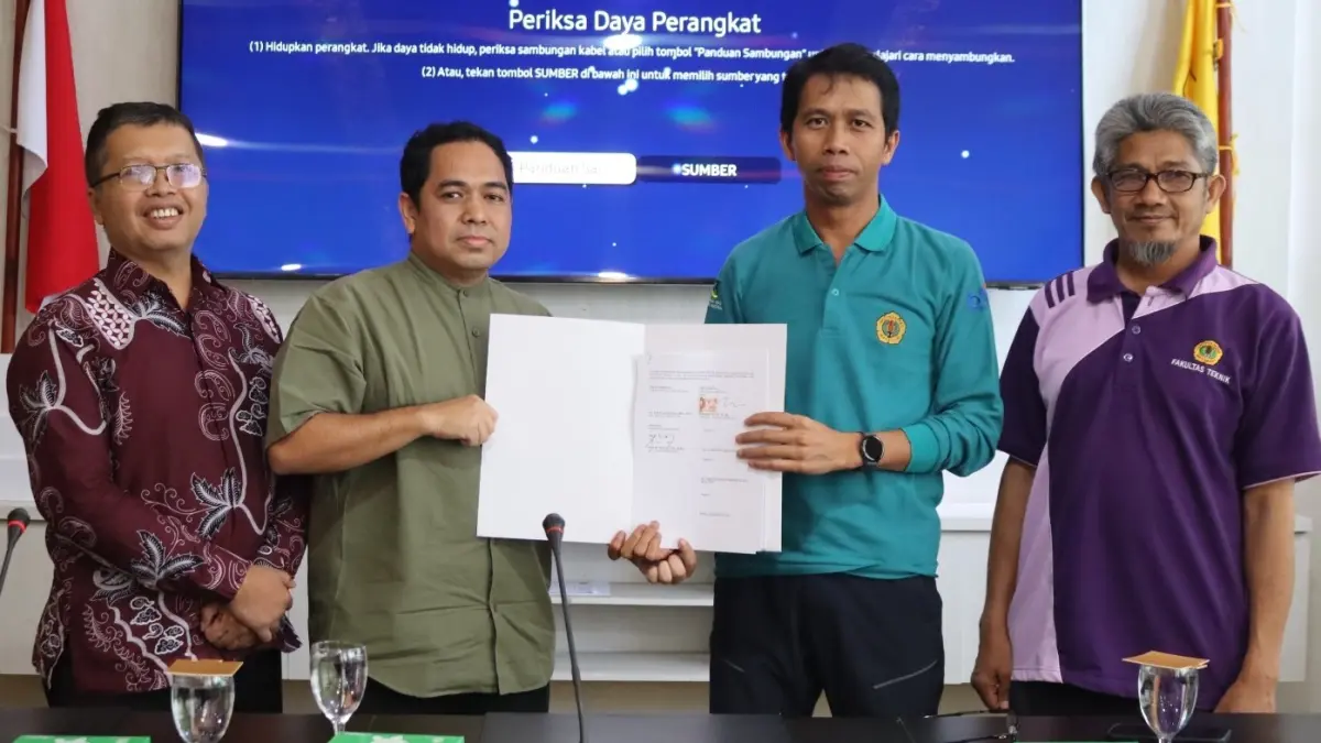 HIBAH PENELITIAN: Rektor Unram Prof Sukardi (dua dari kanan) menandatangani kontrak penelitian di Ruang Sidang Rektor Unram, Jumat (7/8). Dari total 48 proposal yang masuk, sebanyak 29 proposal dinyatakan lolos seleksi setelah melalui proses evaluasi.