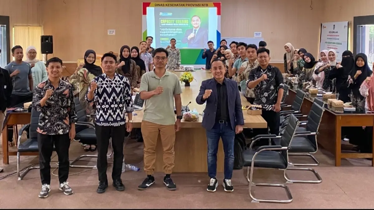 Kepala Dinas Kesehatan Kota Mataram dr. Emirald Isfihan (depan paling kanan) berfoto bersama peserta kegiatan Capacity Building bagi Aktivis Kesehatan, Minggu (19/7).