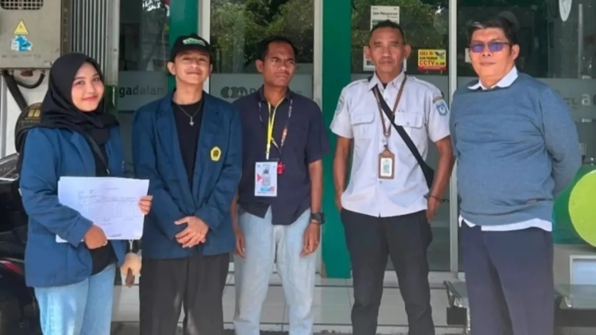 Kepala UPTD Parkir Lalu Muhammad Sopandi (paling kanan) bersama Tim independen dari Unram melakukan UPL di salah satu titik parkir untuk memetakan potensi pendapatan, beberapa waktu lalu.