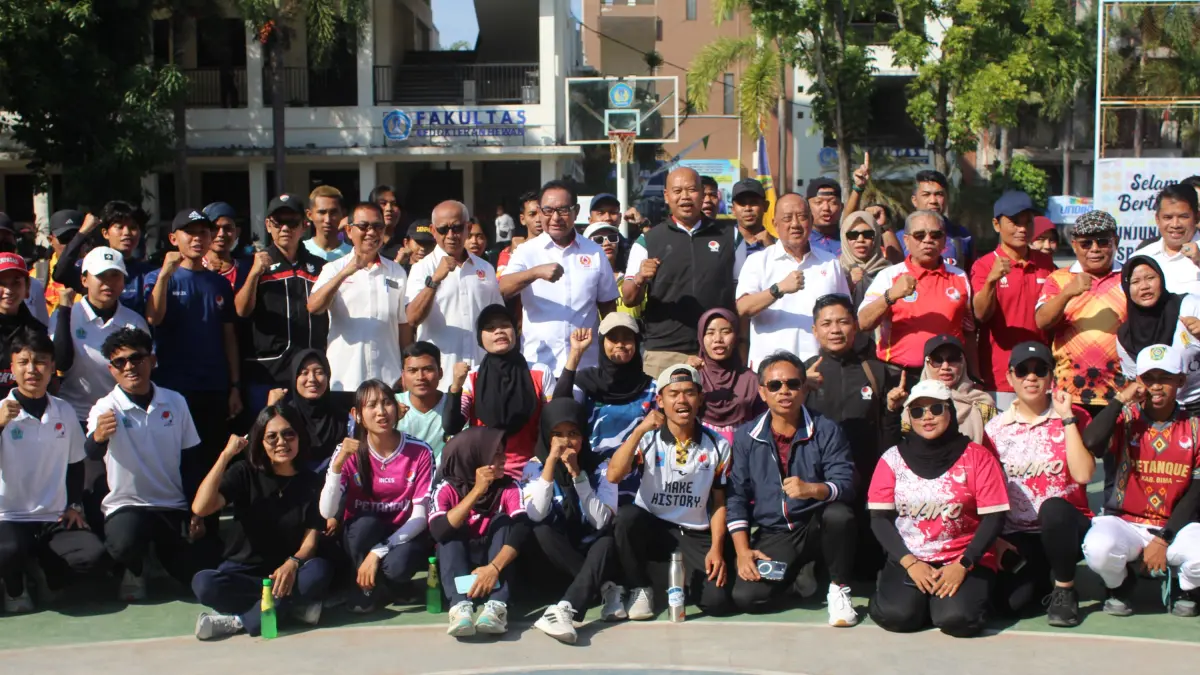 Ketua KONI Pusat Letjen TNI (Purn) Marciano Norman dan Ketua Yayasan Pembina IKIP Mataram H Lalu Rusmiady bersama atlet peserta Kejuaraan International Petanque Undikma 2026. (PUJO/LOMBOK POST)