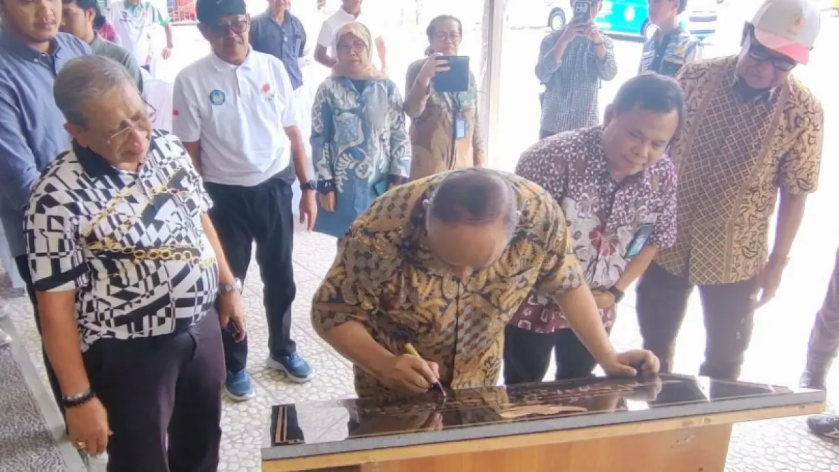Ketua KONI Pusat Letjen TNI (Purn) Marciano Norman meresmikan Laboratorium Sport Center.