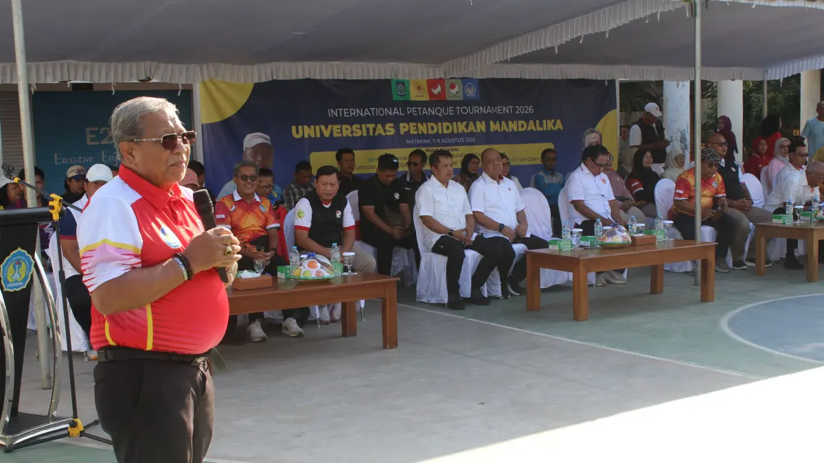 Ketua Yayasan Pembina IKIP Mataram H Lalu Rusmiady memberikan sambutan saat pembukaan Kejuaraan Internasional Petanque 2026. (PUJO/LOMBOK POST)