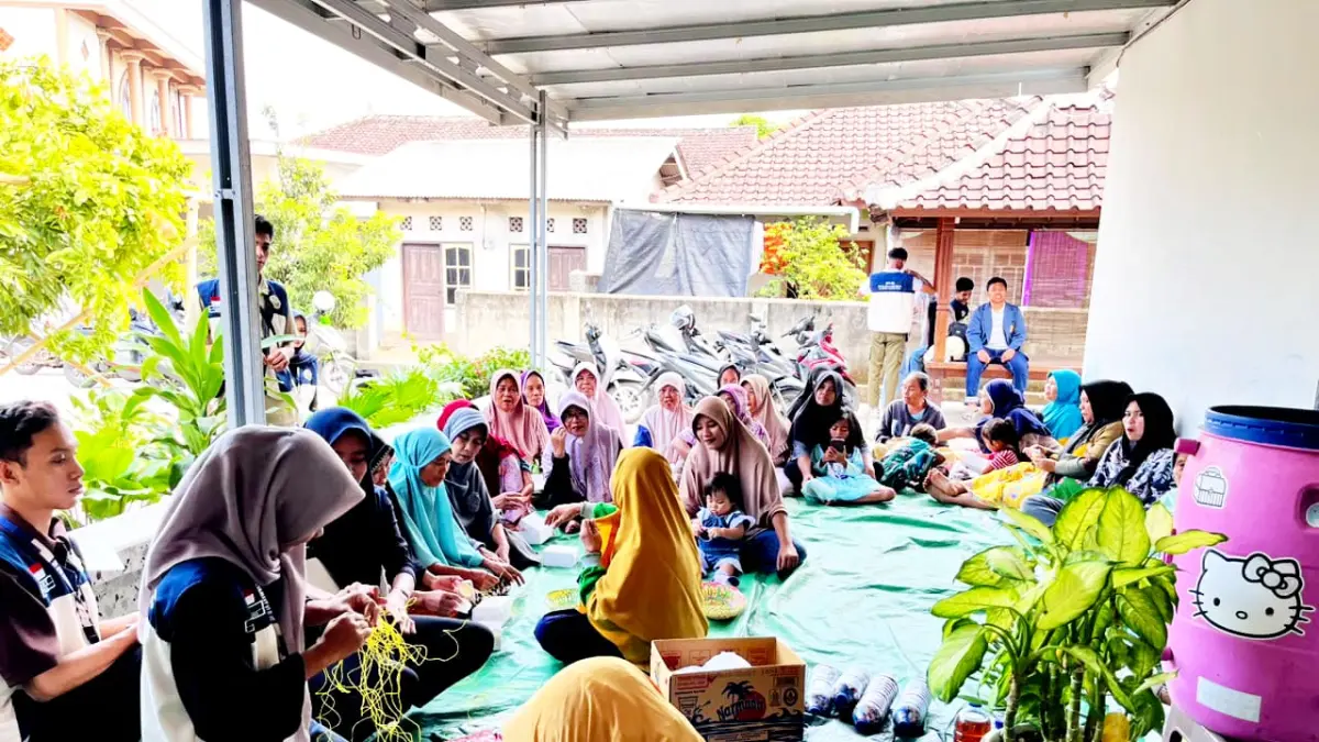 KKN UMMAT Kelompok 46 melatih warga Tanak Beak mengolah sampah.