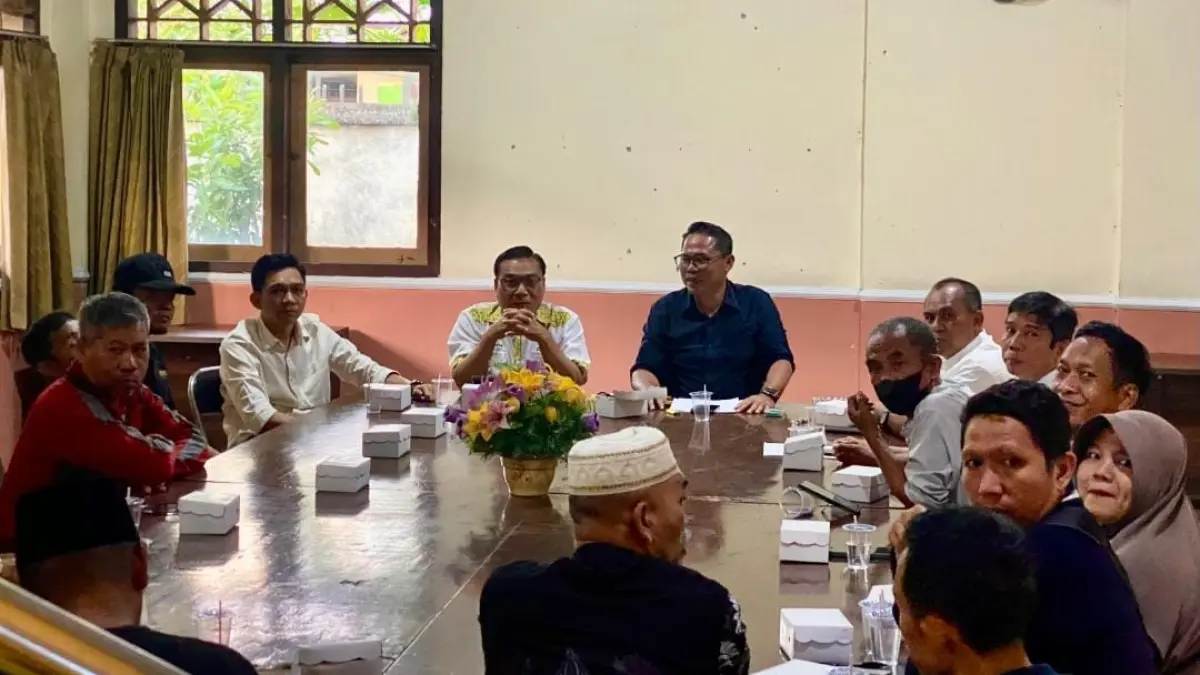 KONSOLIDASI INTERNAL: Ketua DPD II Golkar Mataram Rino Renaldi (tengah) saat memimpin rapat persiapan Musyawarah Kecamatan (Muscam) se-Kota Mataram, Senin (3/8). (Toni: Lombok Post)