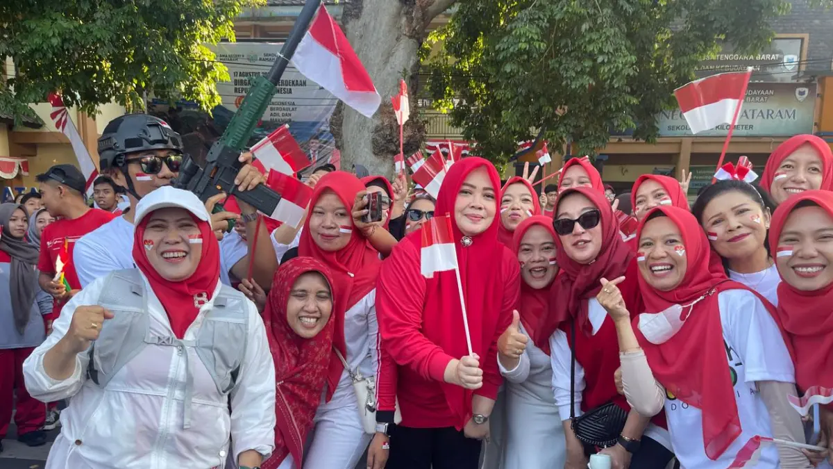 Kontingen SMAN 9 Mataram turut ambil bagian dalam rangkaian Gerakan Pembagian Bendera Merah Putih Provinsi NTB Tahun 2026.