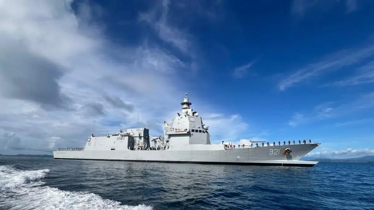 KRI Prabu Siliwangi-321 memasuki Perairan Indonesia. Kapal itu sudah menuntaskan pelayaran panjang dari Italia. (TNI AL)