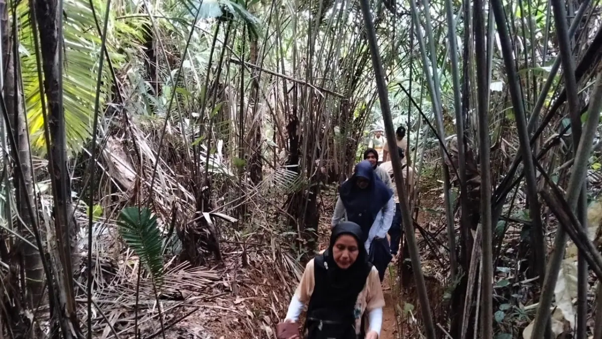 Masuk ke hutan keramat di Kampung Adat Kuta, Kabupaten Ciamis harus nyeker alias tak boleh menggunakan alas kaki.