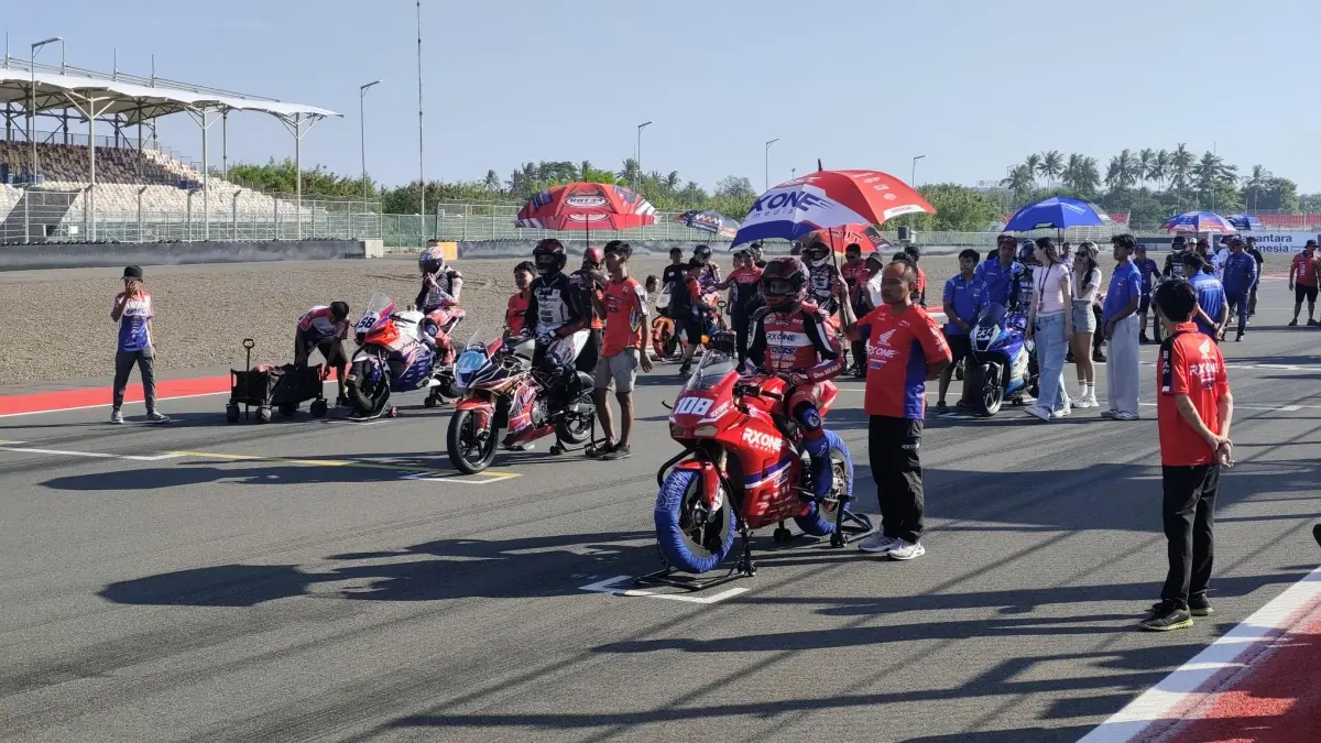 PEKAN INI: Puluhan pembalap mulai bersiap di atas kuda besi masing-masing menjelang balapan di Sirkuit Internasional Mandalika, beberapa waktu lalu.
