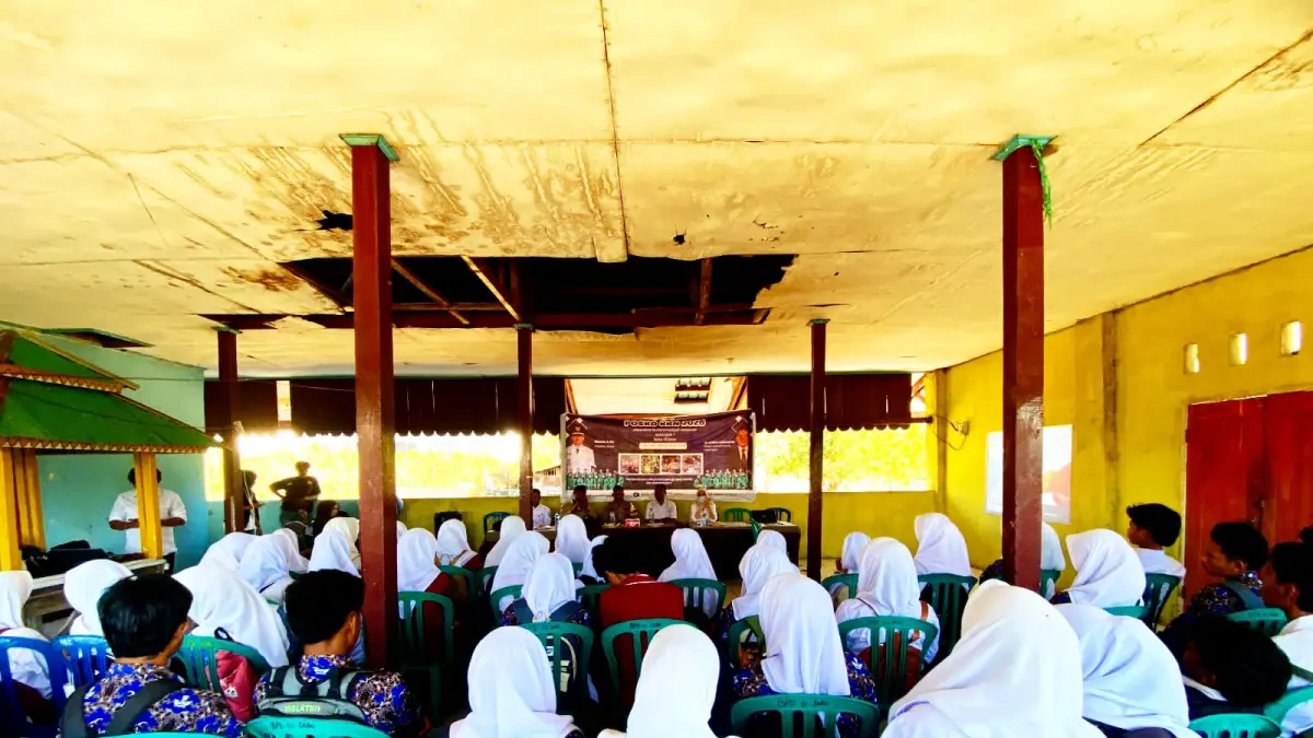 Pelajar di Bima diedukasi mengenai bahaya narkoba dan pernikahan dini.