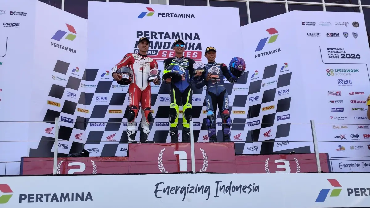 Pembalap Wahyu Nugroho (kanan) berada di posisi kedua usai Race 2 MRS Round 3 di Sirkuit Internasional Mandalika, Lombok Tengah, beberapa pekan lalu.&nbsp;