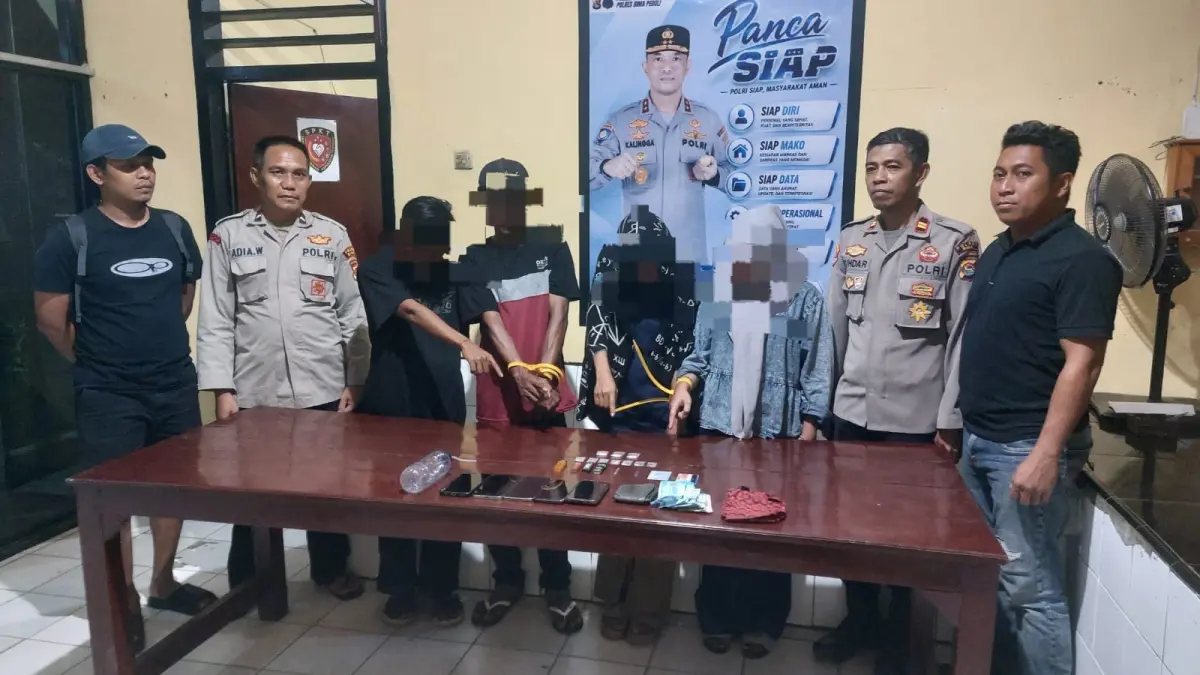 Pengedar sabu dan tiga rekannya diamankan bersama barang bukti di Polsek Bolo, Kamis (6/8).