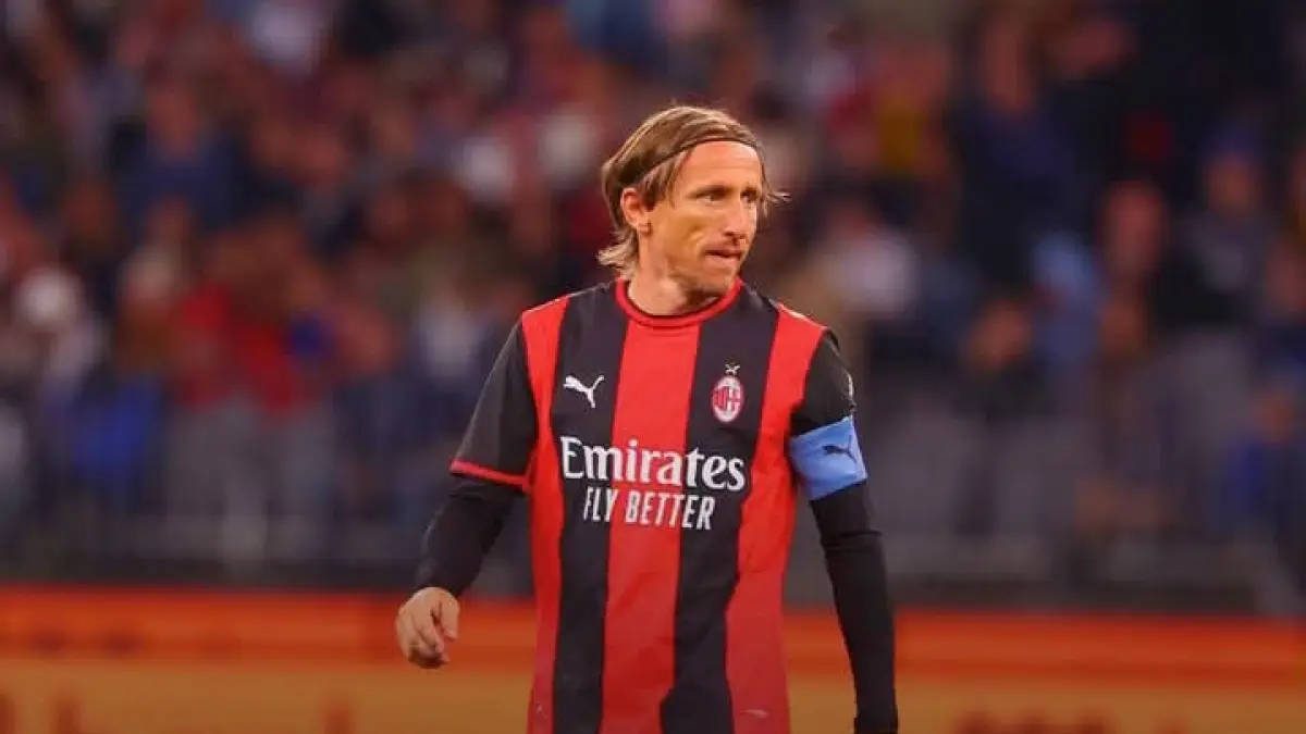PENUH AURA: Luka Modric mengenakan ban kapten, dalam laga AC Milan vs Inter Milan. (Istimewa) 