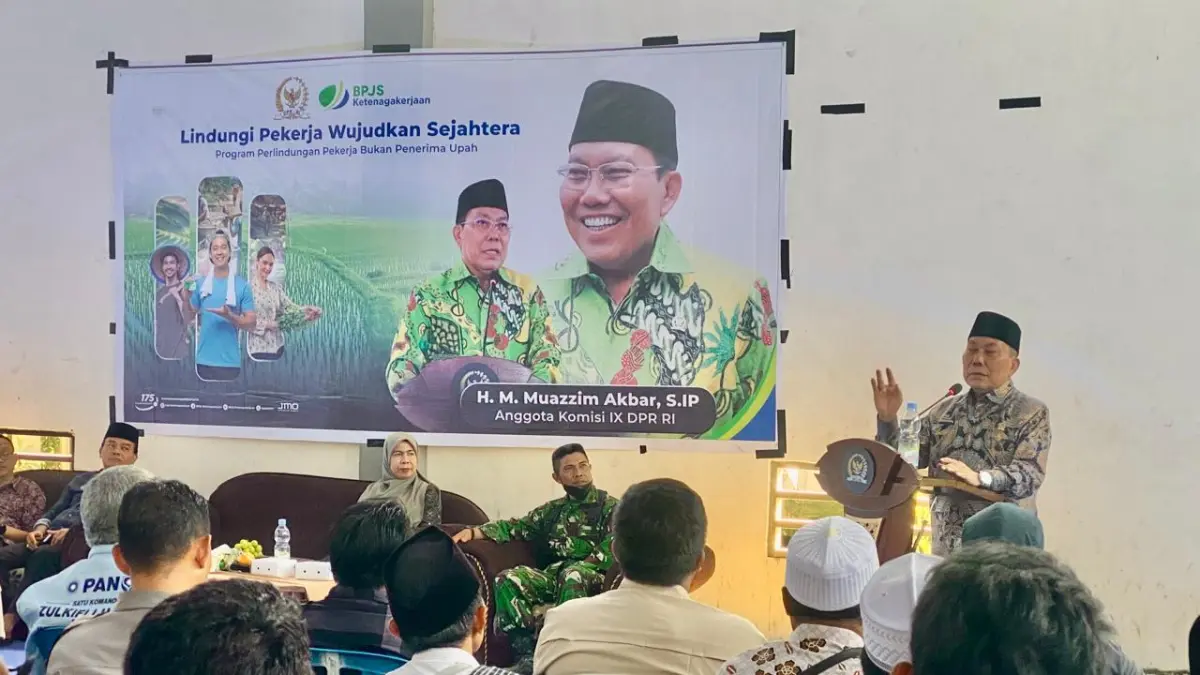 PERJUANGKAN HAK PEKERJA: Anggota Komisi IX DPR RI H Muazzim Akbar saat sosialisasi jaminan sosial ketenagakerjaan di Kecamatan Praya Barat, Lombok Tengah, Kamis (6/8). (Foto: Toni/Lombok Post)