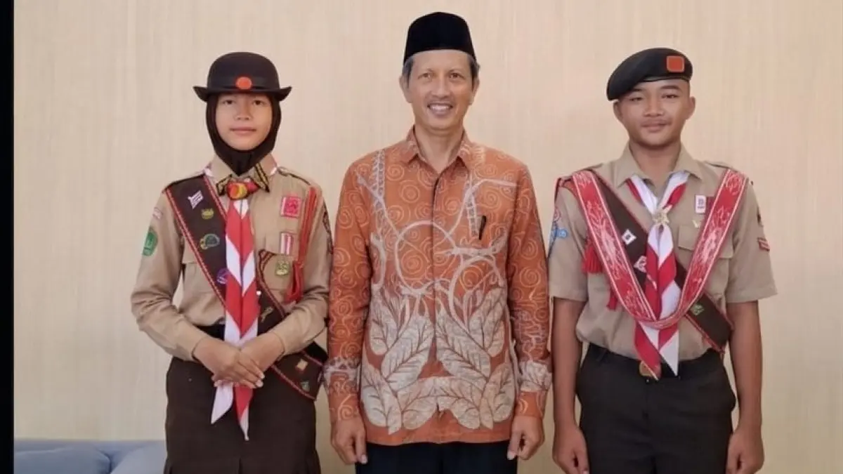 PRESTASI NASIONAL: Siswi MTsN 2 Lobar Afifa Miza Kamila dan Muhammad Rofiyadi Abuba foto bersama kepala madrasah jelang keberangkan mengikuti Jamnas Pramuka XII Tahun 2026 di Bumi Perkemahan Cibubur, Jakarta 13-20 Agustus 2026.