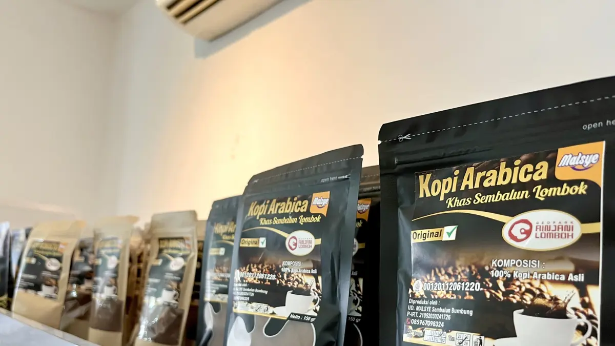 PRODUK UNGGULAN: Kopi dalam kemasan, produk olahan UMKM kopi NTB di etalase Bale KITA di Mataram. (FERIAL/LOMBOK POST)