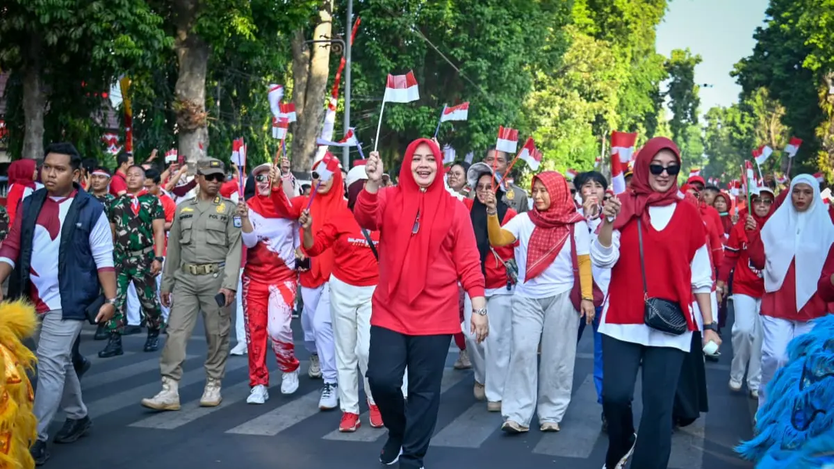 Ribuan warga dari berbagai penjuru berkumpul menyukseskan Gerakan Pembagian Bendera Merah Putih dalam rangka menyambut HUT RI ke-81.