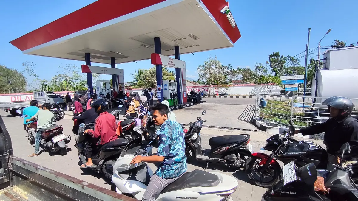 Suasana kendaraan roda dua dan roda empat yang mengantre isi BBM subsidi di SPBU Darek, Praya Barat Daya, Lombok Tengah, Kamis (6/8).