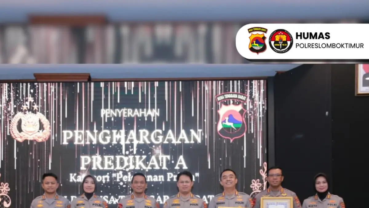 TERIMA PENGHARGAAN: Kapolres Lombok Timur (Kiri) saat menerima penghargaan dari Polri atas pelayanan terbaik kepda masyarakat. 
