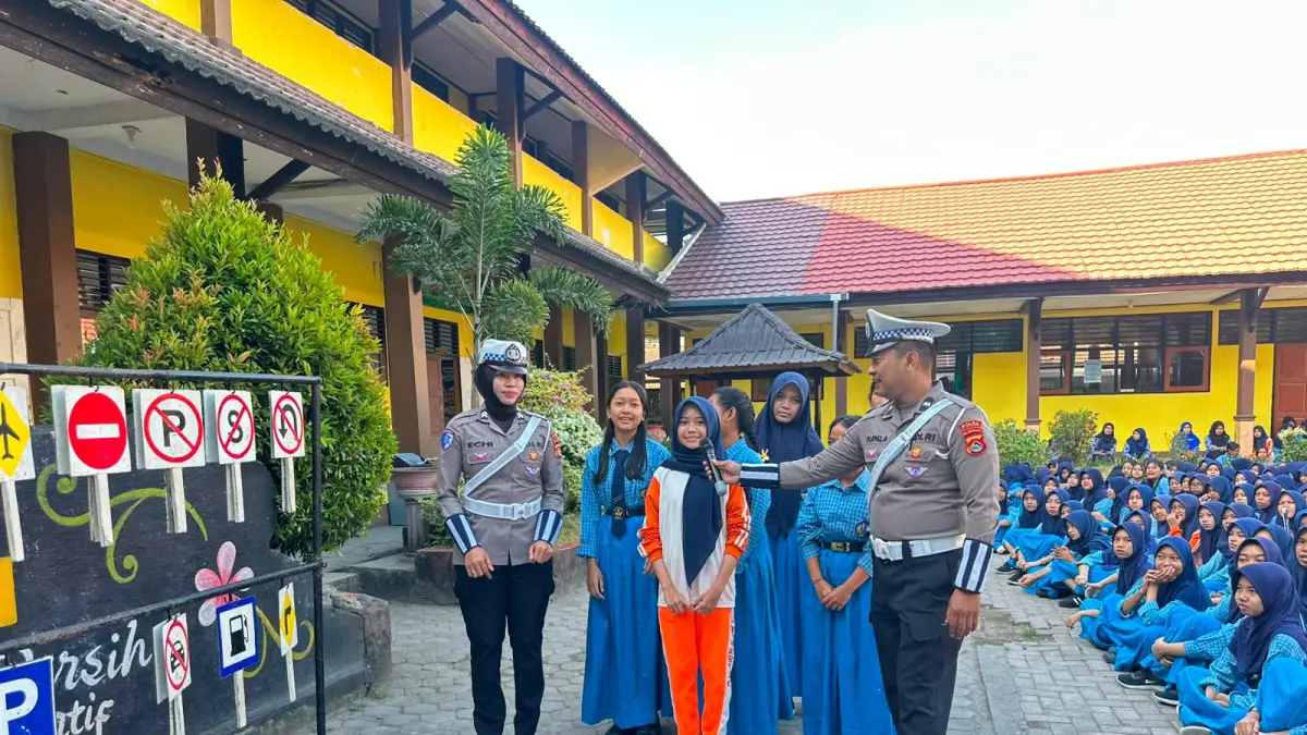 Tim Ditlantas Polda NTB memberikan penyuluhan keselamatan berlalu lintas kepada pelajar SMPN 1 Gerung, Lombok Barat, Kamis (6/8).