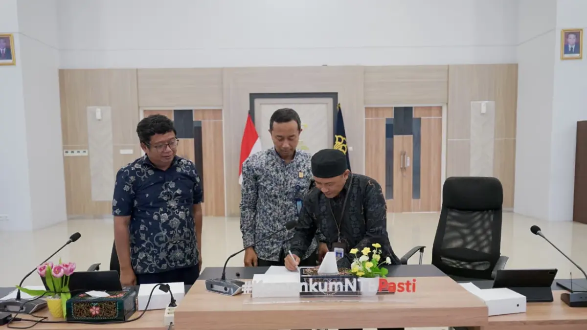 Tim Kanwil Kemenkum NTB bersama Pemerintah Kabupaten Sumbawa Barat menandatangani berita acara rapat harmonisasi tiga Rancangan Peraturan Bupati untuk memastikan regulasi selaras dengan peraturan perundang-undangan dan memiliki kepastian hukum.