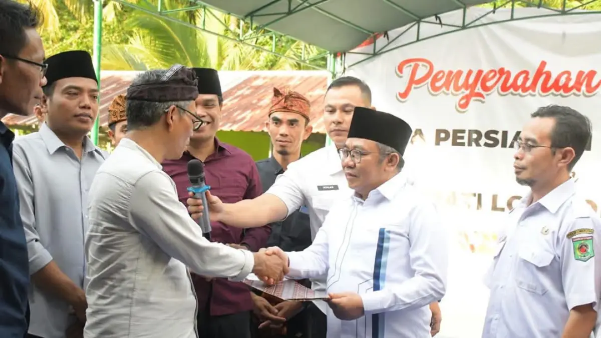 TUNGGU PJ: Bupati Najmul Akhyar menyerahkan dokumen Perbup sebagai salah satu tahapan pembentukan Desa Persiapan Murangga, Rabu (5/8).