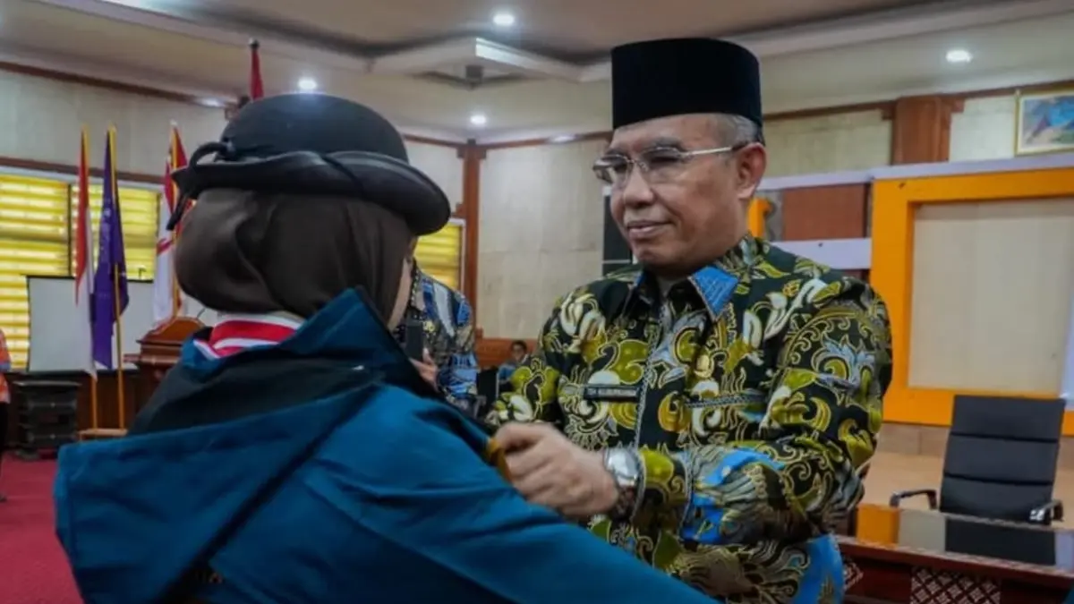 Wakil Wali Kota Mataram TGH Mujiburrahman saat melepas kontingen Gerakan Pramuka Kota Mataram yang akan mengikuti Jamnas XII.