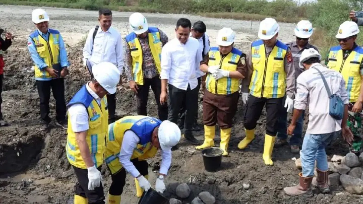 Wali Kota Bima HA Rahman H Abidin memimpin peletakan batu pertama pembangunan kolam retensi Amahami, Rabu (5/8).