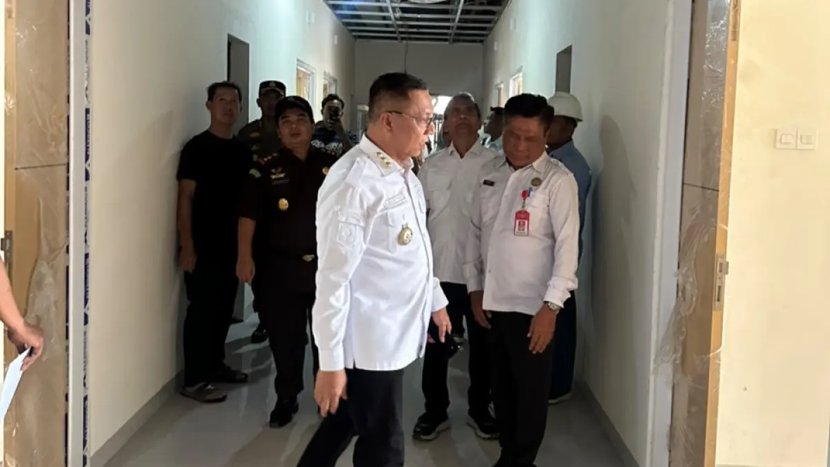 Wali Kota Bima HA Rahman H Abidin saat meninjau pembangunan RSUD Kota Bima, Rabu (5/8).