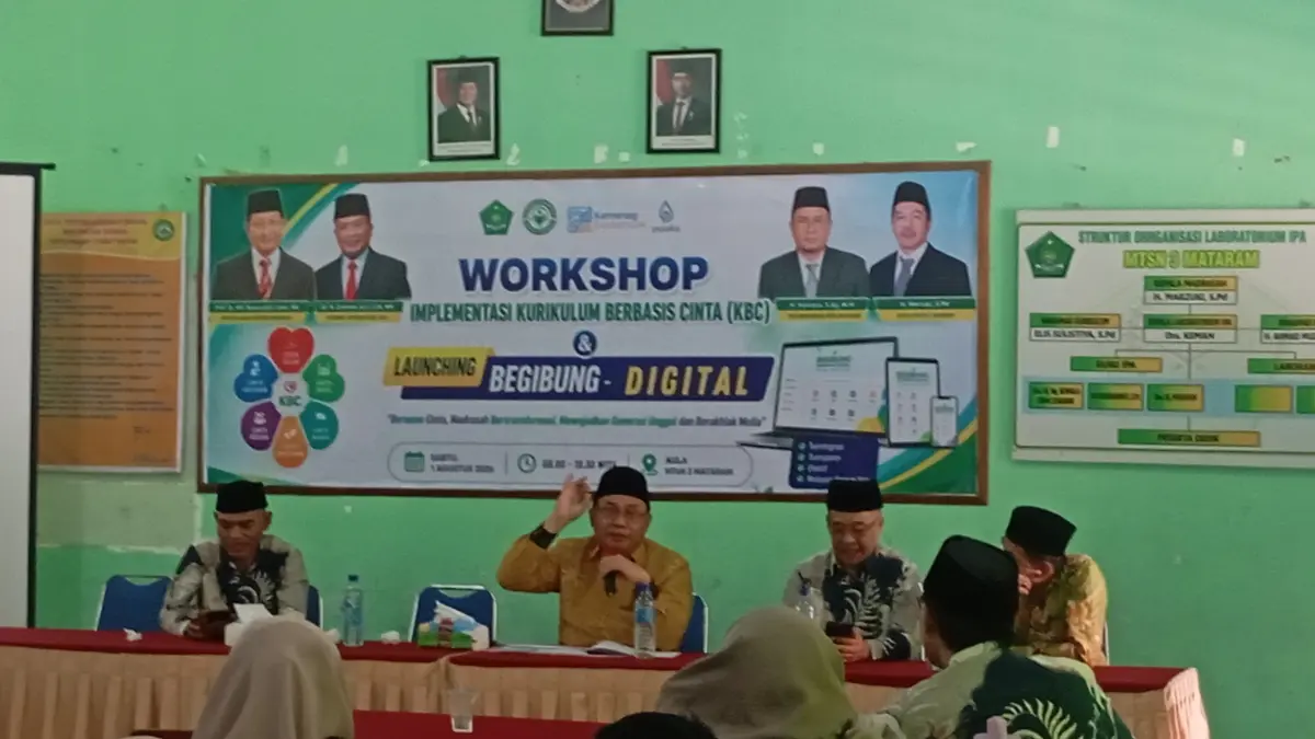 WORKSHOP: Kepala Kemenag Kota Mataram Hamdun (pegang mik) memberikan materi pada workshop KBC di salah satu madrasah di Kota Mataram, belum lama ini.