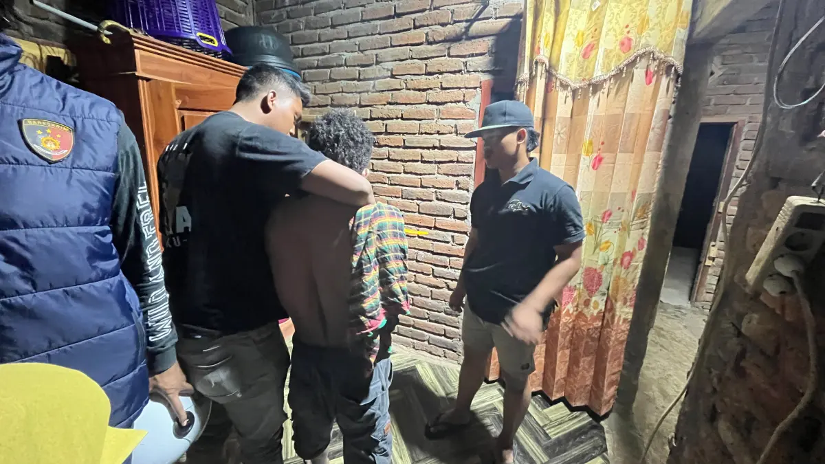 Anggota Polsek Soromandi menangkap terduga pengedar sabu JN alias Uni di Desa Kananta, Kabupaten Bima, Sabtu (8/8). 